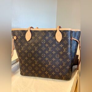 Authentic Louis Vuitton Nevergull MM monogram bag
Pre-owned/Like new